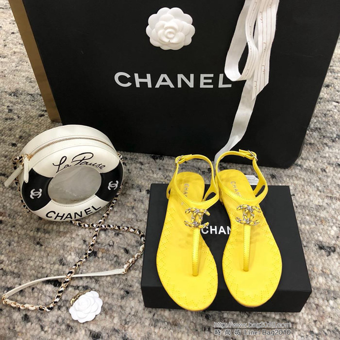 CHANEL香奈兒 19ssarrival 簡約時尚 超美夾腳款 大雙C五金logo 小羊皮材質 原單真皮大底 時尚百搭款 女士凉鞋  dsX2488